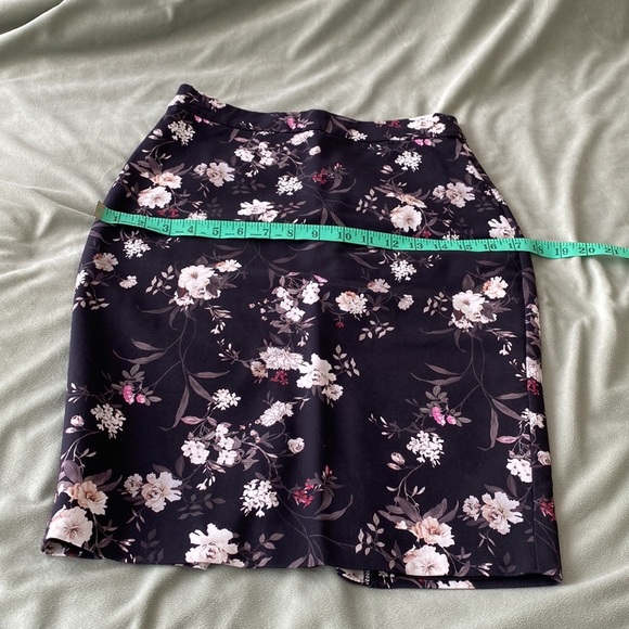 Women's Skirts Beautiful and very good condition - Picture 8 of 16